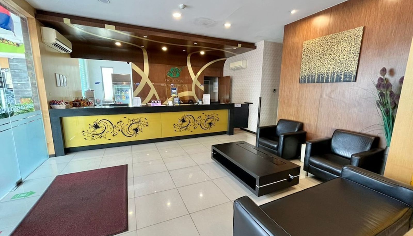 Recepcja - Eight Days Boutique Hotel