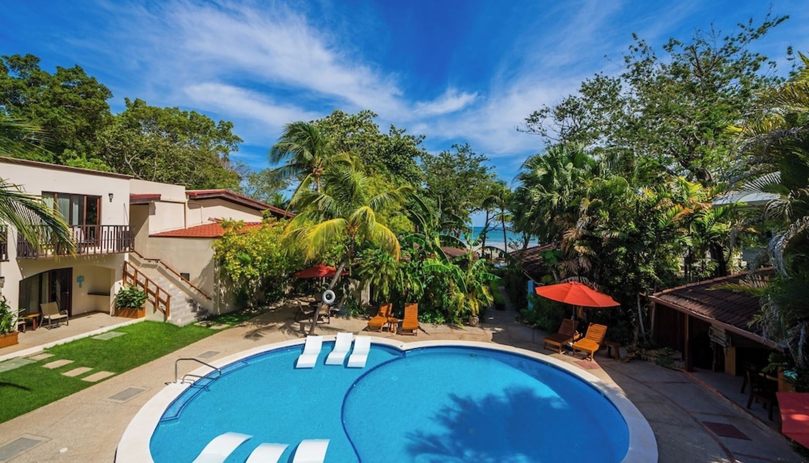 Piscine - The Coast Beachfront Hotel