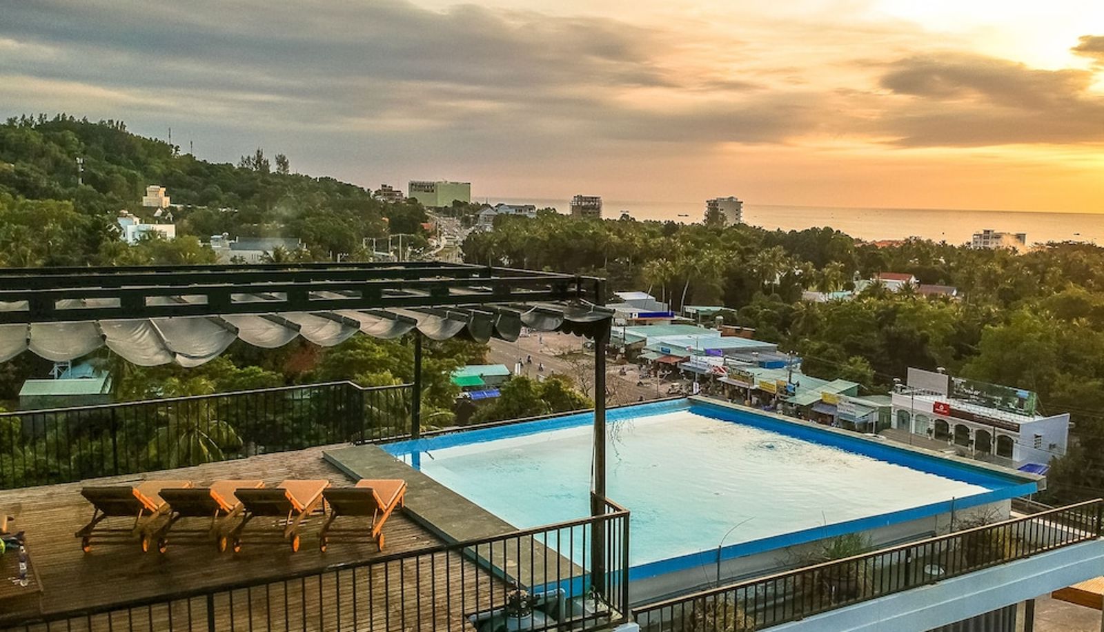 Pool - Golden Daisy Hotel