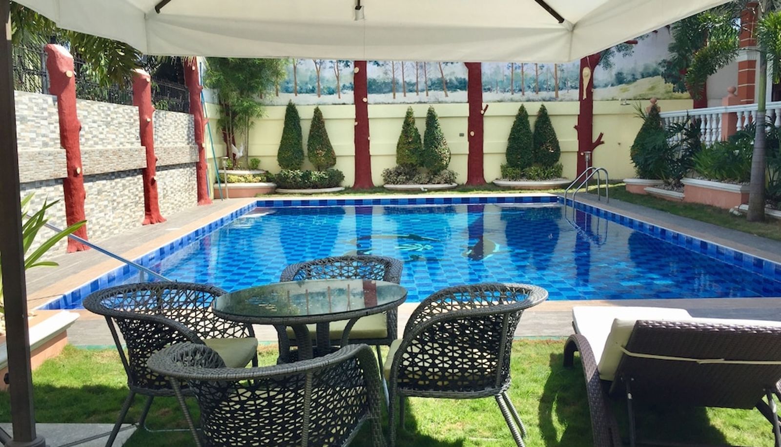 Pool - The Executive Villa Inn & Suites