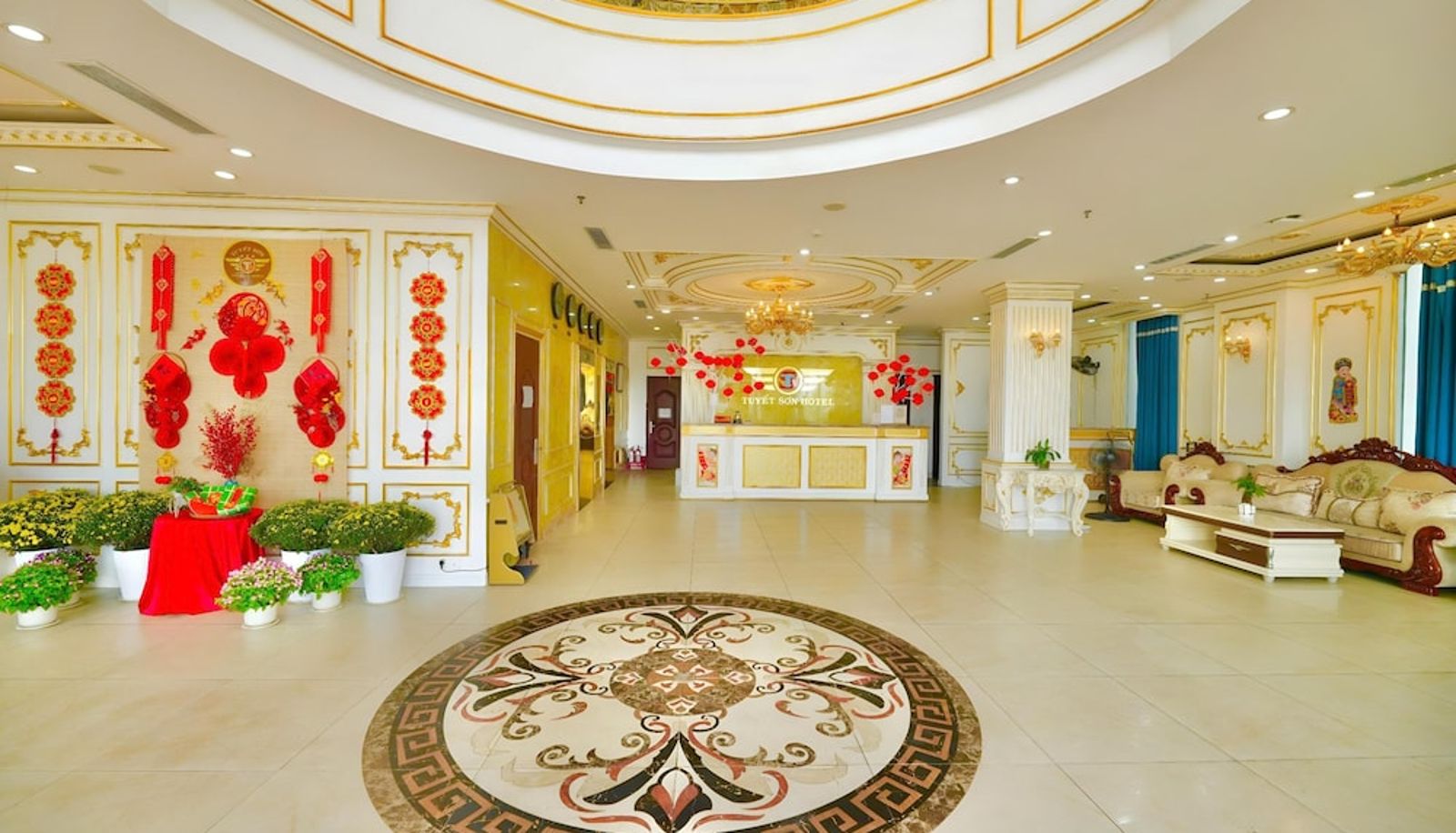 Reception - Tuyet Son Hotel