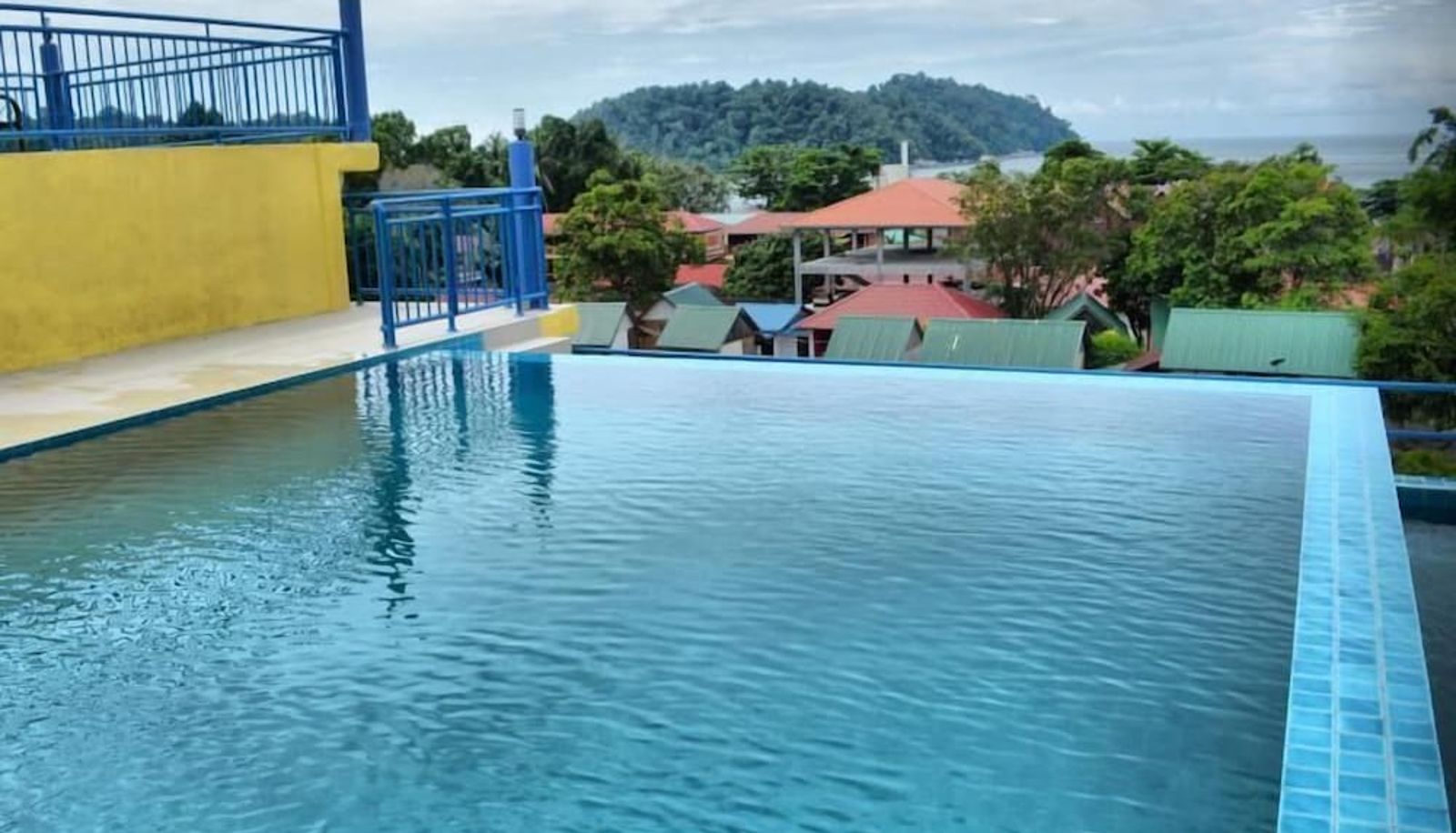 Piscine - MNY Hotel & Resort
