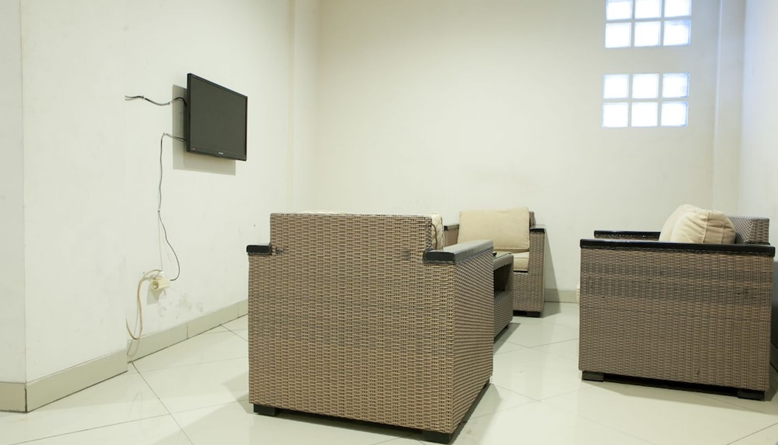 Salón - RedDoorz @ Babakan Jeruk 2