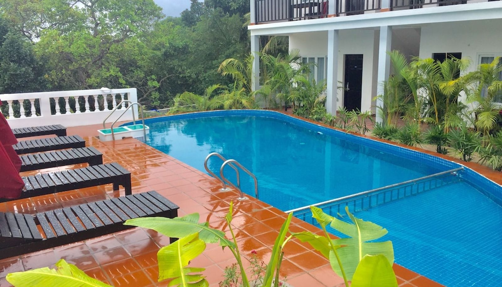 Basen - The Hill Resort
