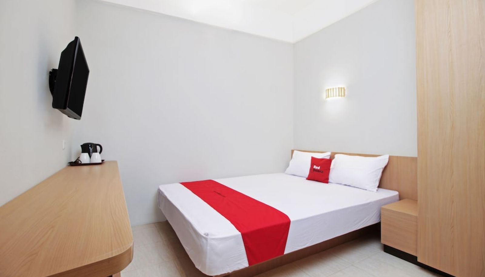 Standard room - RedDoorz @ Raya Kelapa Dua