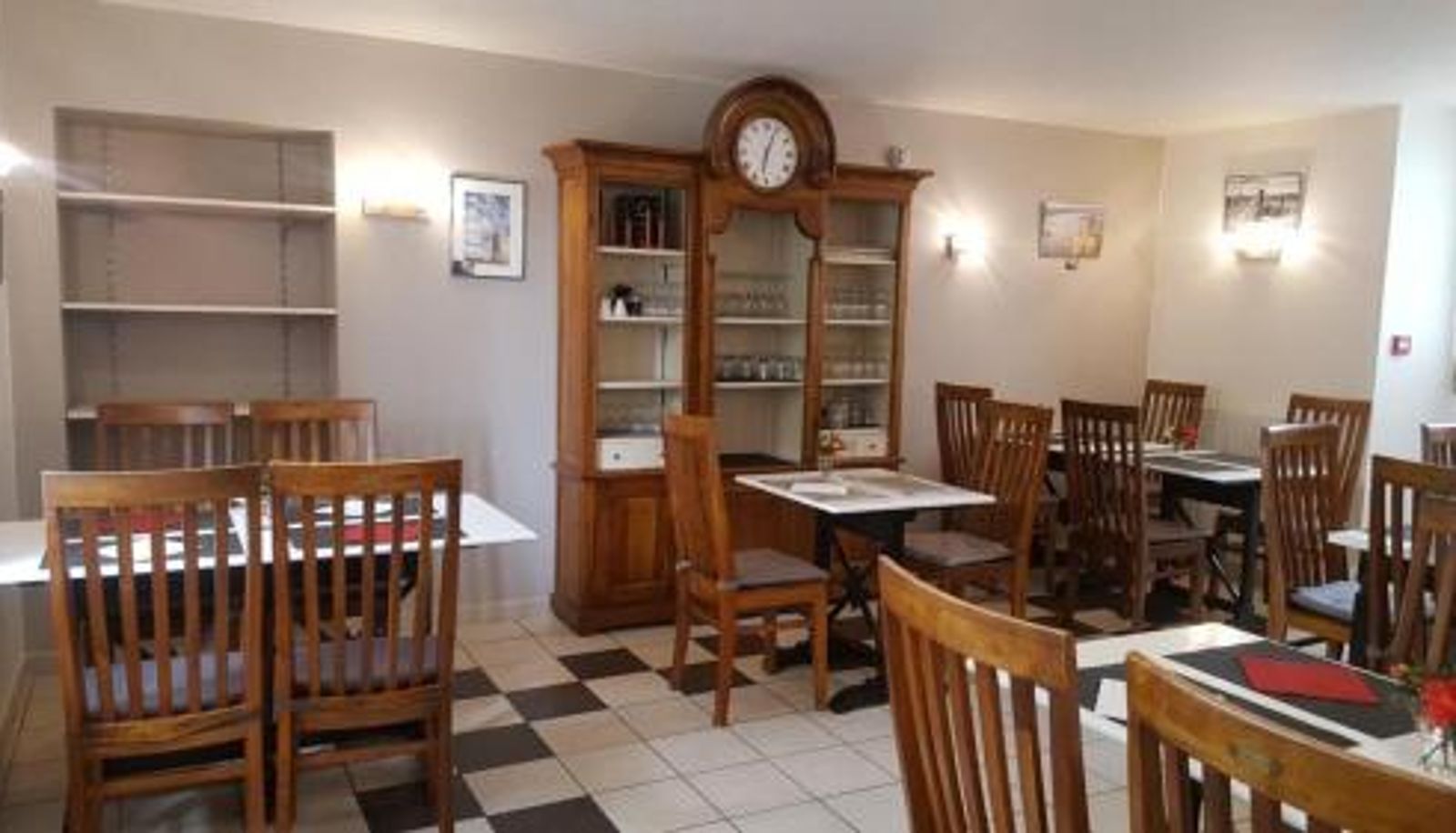 Sala śniadaniowa w restauracji - Auberge de Carolles