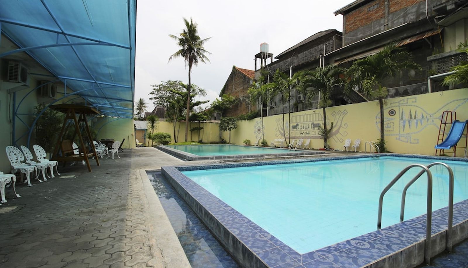 Piscina - RedDoorz @ Solo Street