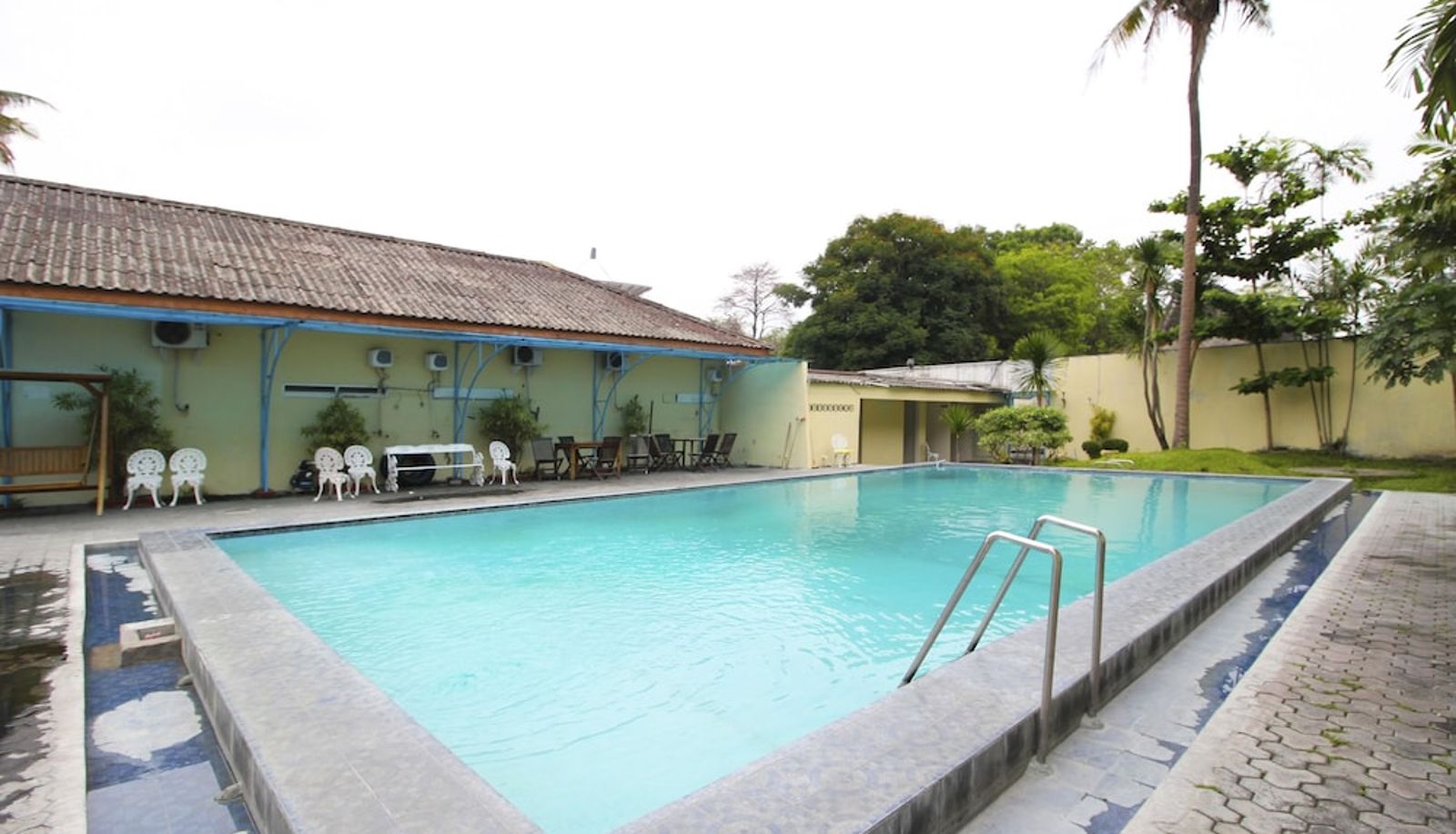 Piscina - RedDoorz @ Solo Street