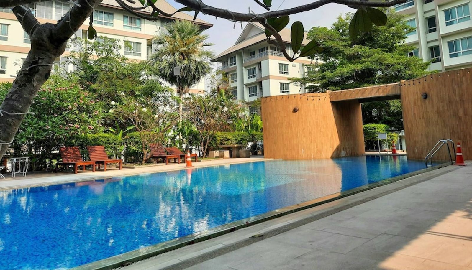 Basen - J Park Hotel