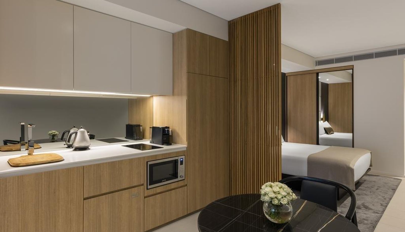 Zimmer - SKYE Suites Sydney