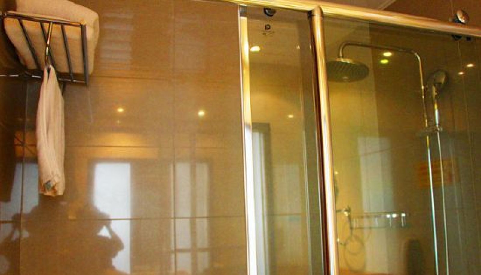 Room - Golden Phoenix Hotel