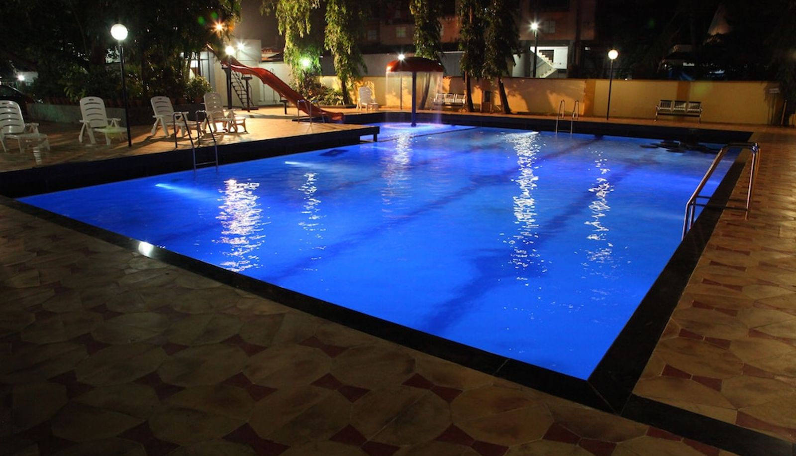 Piscina - Hotel Ravi Kiran