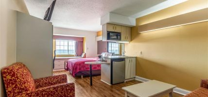 Econo Lodge Inn and Suites (Evansville)