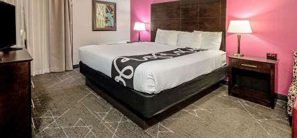 La Quinta Inn & Suites by Wyndham Dallas I-35 Walnut Hill Ln