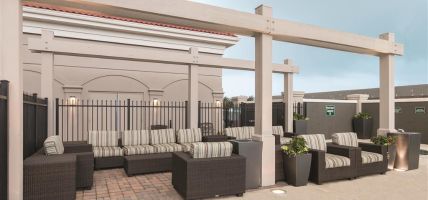La Quinta Inn & Suites by Wyndham Arlington North 6 Flags Dr