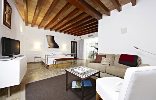 Petit Palace Tres