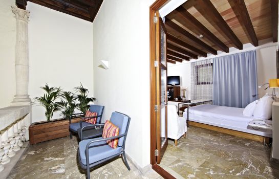 Petit Palace Tres