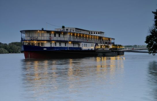 Aquamarina Boat & Event Hotel