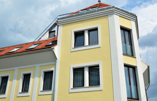 Toldi Apartments