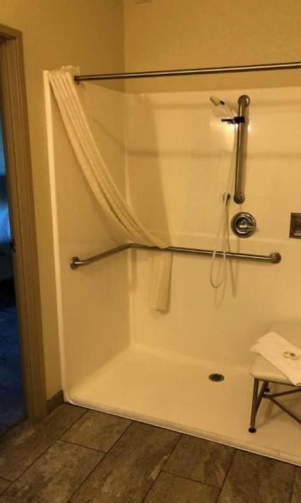 Cobblestone Hotel & Suites - Erie - Erie, PA