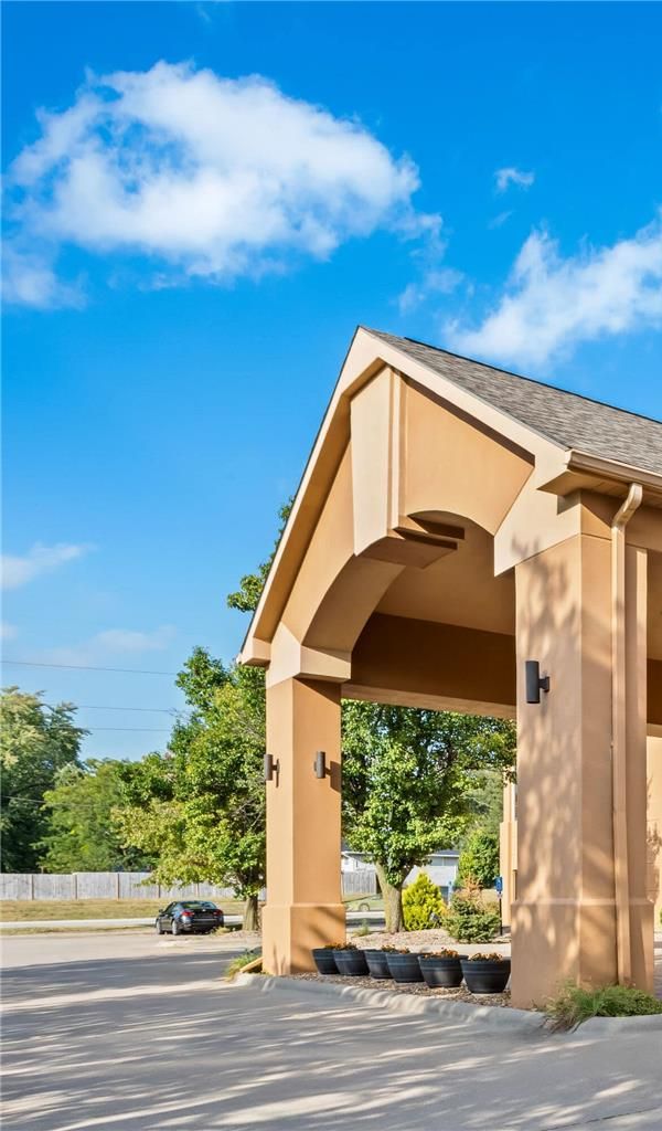Days Inn & Suites By Wyndham Cedar Rapids - Cedar Rapids, IA