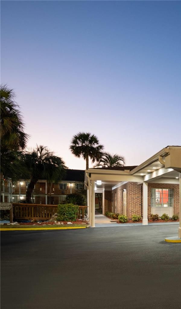 Super 8 By Wyndham Lake City - Lake City, FL