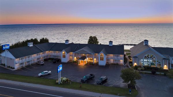 Baymont By Wyndham St. Ignace Lakefront - St. Ignace, MI