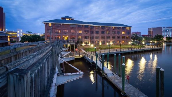 Best Western Plus Coastline Inn - Leland, NC