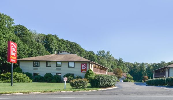 Red Roof Plus+ & Suites Guilford - Wallingford, CT