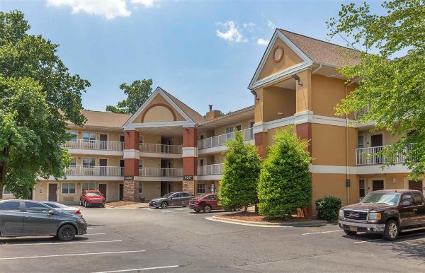 Extended Stay America Select Suites - Greensboro - Wendover Ave. - Big Tree Way - Greensboro, NC