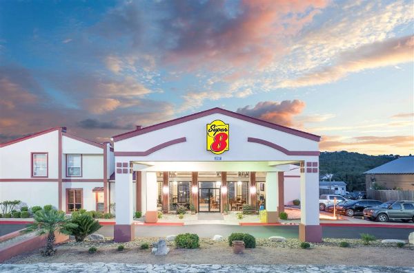 Super 8 By Wyndham Kerrville Tx - Kerrville, TX