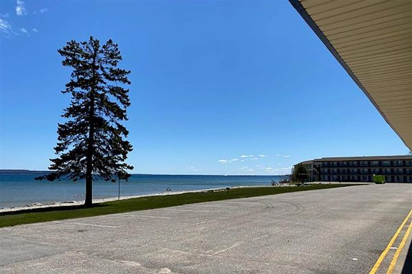 Days Inn & Suites By Wyndham St. Ignace Lakefront - St. Ignace, MI