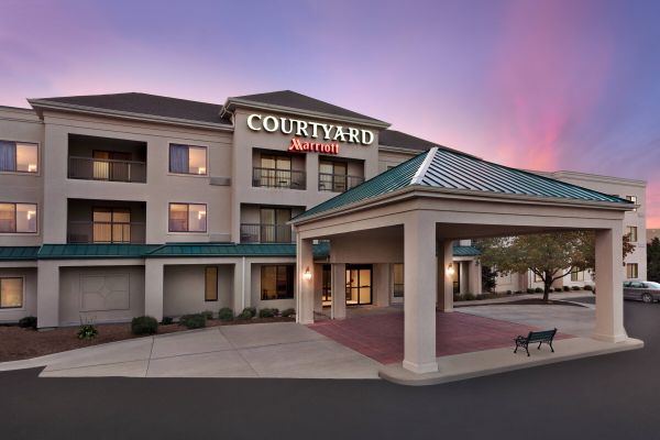 Courtyard By Marriott Topeka - 토피카