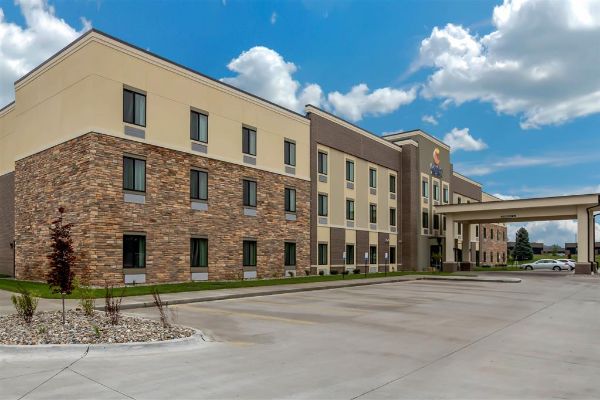Comfort Inn & Suites Ames Near Isu Campus - Ames, IA