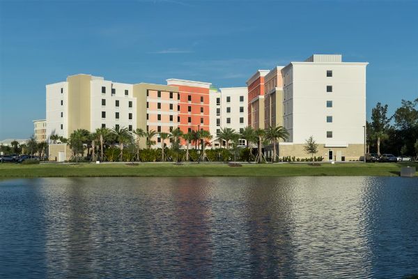 Hampton Inn & Suites Cape Canaveral Cruise Port - Cape Canaveral, FL