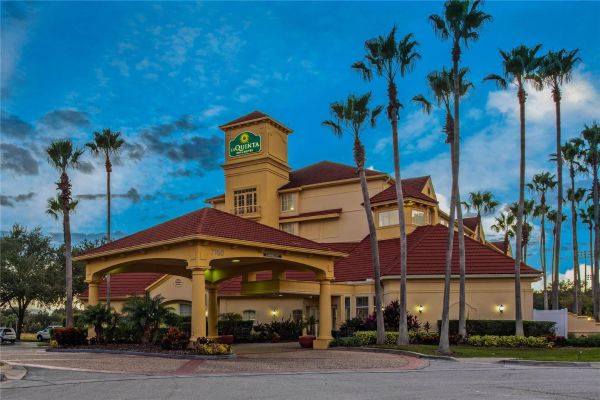 La Quinta Inn & Suites By Wyndham Orlando Airport - Orlando, FL