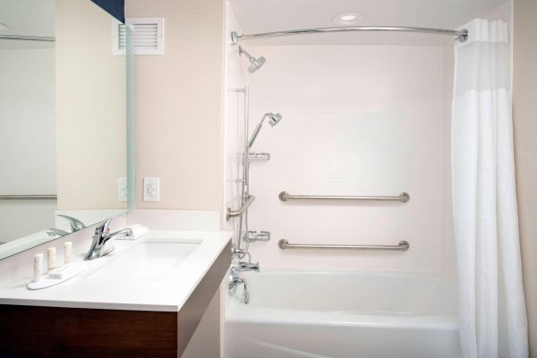 Fairfield Inn And Suites By Marriott Alexandria West-mark Center - 亞歷山卓