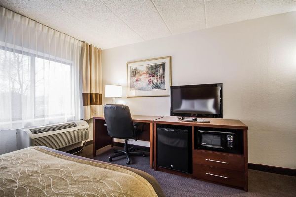 Comfort Inn & Suites Madison - Airport - Madison, WI
