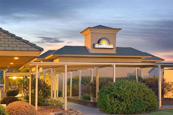 Days Inn By Wyndham Charlotte/woodlawn Near Carowinds - Charlotte, NC