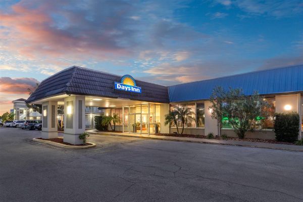 Days Inn By Wyndham Titusville Kennedy Space Center - Titusville, FL