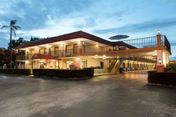Days Inn By Wyndham Clearwater/gulf To Bay - Clearwater, FL
