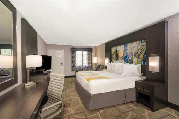 Days Inn By Wyndham Asheville Downtown North - Asheville, NC