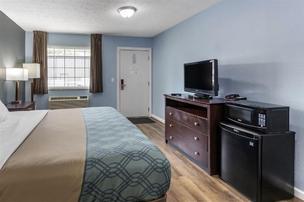 Econo Lodge Inn & Suites Sandusky South - Sandusky, OH