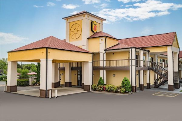Super 8 By Wyndham Columbia - Columbia, TN
