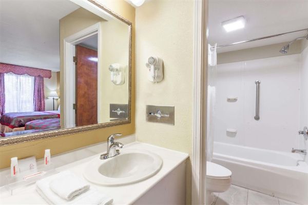 Ramada By Wyndham Lebanon - Lebanon, TN