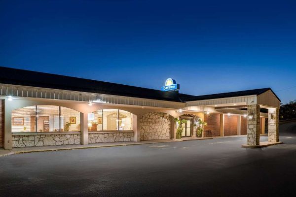 Days Inn By Wyndham Dubuque - Dubuque, IA