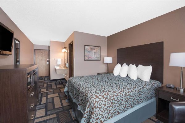 Days Inn By Wyndham Watertown - Watertown, SD