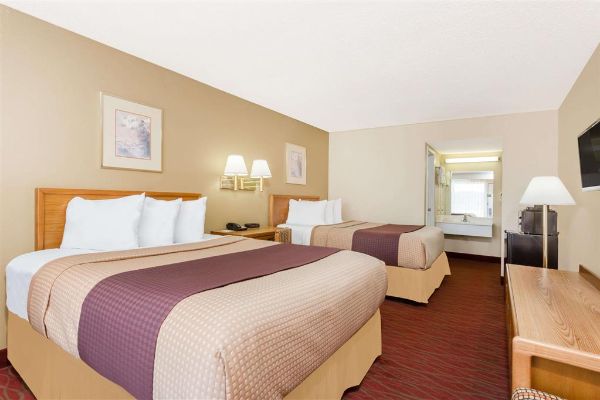 Days Inn By Wyndham Staunton - Staunton, VA