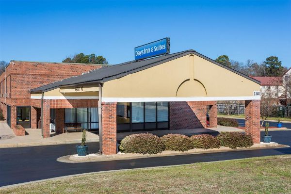 Days Inn & Suites By Wyndham Rocky Mount Golden East - Rocky Mount, NC