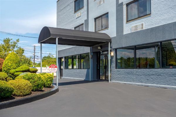 Econo Lodge - Westbury, NY
